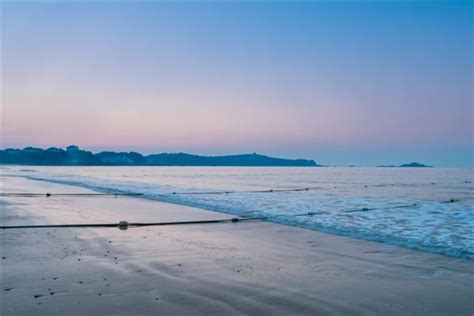 夢見海邊玩水|周公解夢夢見海是什麼意思，夢到海好不好